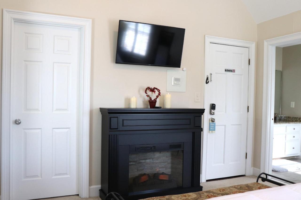 Pleasanton Courtyard Bed And Breakfast Фейетвилл Экстерьер фото