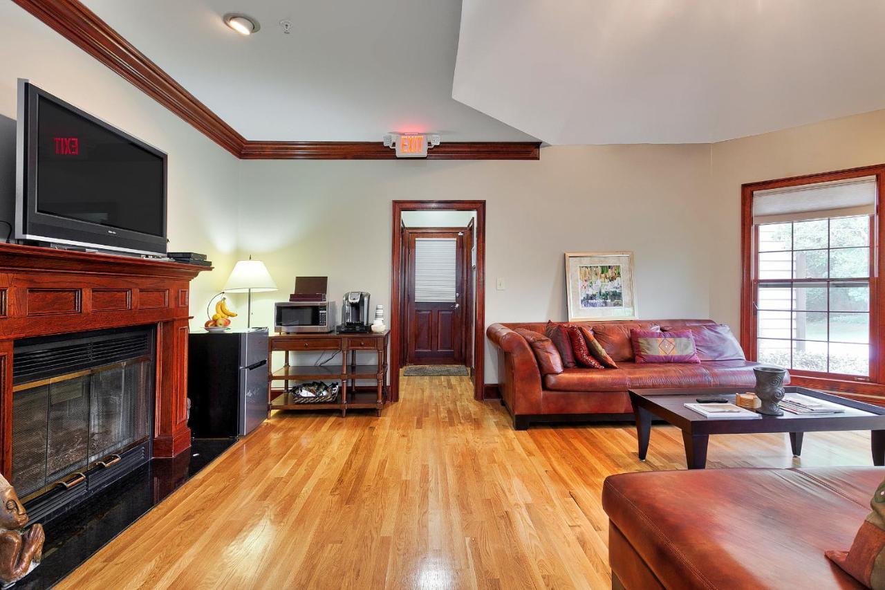 Pleasanton Courtyard Bed And Breakfast Фейетвилл Экстерьер фото