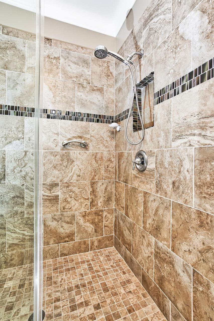 Pleasanton Courtyard Bed And Breakfast Фейетвилл Экстерьер фото